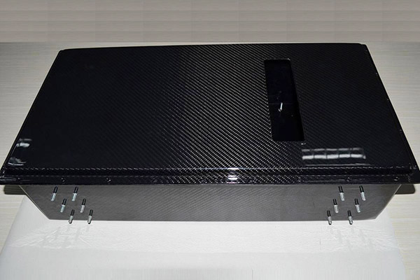 如何避免碳纖維箱體成型時脫模造成的損傷？