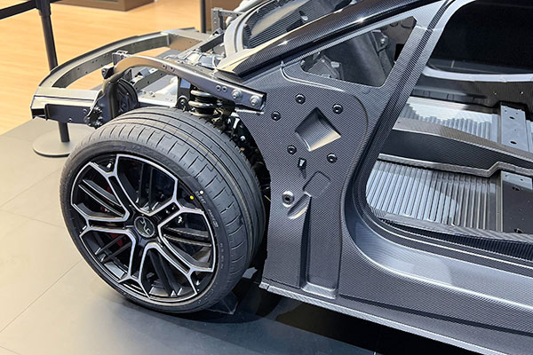 仰望U9發(fā)布高性能碳纖維選裝套件，提升駕駛體驗