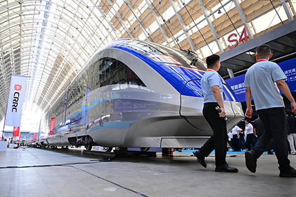 碳纖維賦能！我國(guó)首列中國(guó)標(biāo)準(zhǔn)智能市域列車(chē)亮相，減重30%引領(lǐng)綠色出行新變革